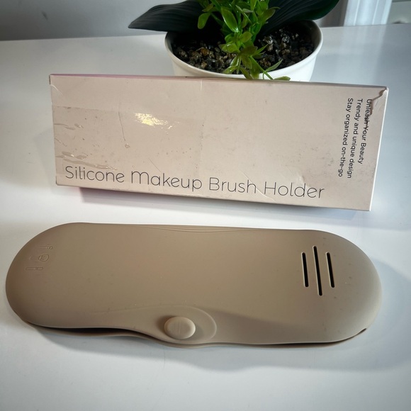 TRAVEL MAKE-UP BRUSH ORGANIZER Silicone Makeup Brush Holder - Picture 2 of 9